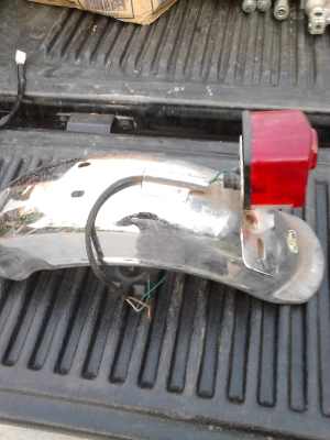 ขายบังโคลนหลัง โครเมียมไว้แต่งชาลี พร้อมไฟท้ายราคา 500 บาทพร้อมส่ง