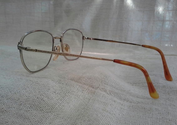 แว่นสายตายาวแฮนด์คราฟท์ LOGOS/Singapore