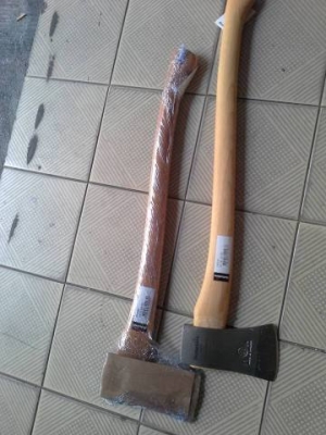 ขายขวานตราเสือกู้ภัยหัวสีเทาขนาดหัว2 1/4ปอน MADE IN SWEDEN.