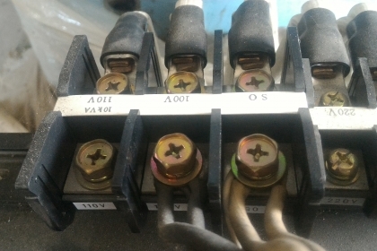 หม้อแปลงไฟจาก 220 เหลือ 100 หรือ 110 V. ขนาดกำลัง 100 A. ยี่ห้อ  KASUGA  จากญี่ปุ่น