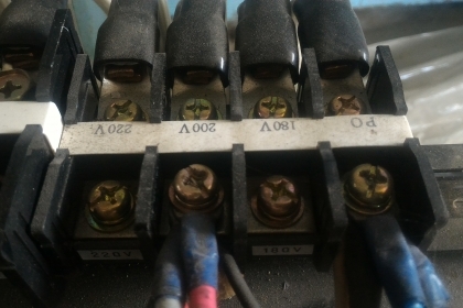 หม้อแปลงไฟจาก 220 เหลือ 100 หรือ 110 V. ขนาดกำลัง 100 A. ยี่ห้อ  KASUGA  จากญี่ปุ่น