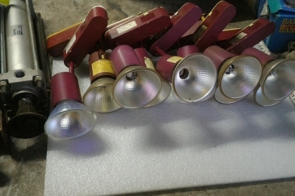 ชุดโครมไฟส่องงานโชว์ต่างๆ แบบใส่รางไฟ ตัวหลอดที่ให้มาเป็นไฟ 12 V. ขนาด 75 W. (ให้ 9 ชุดเลย)