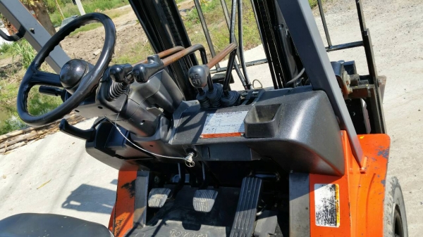 ขายด่วนรถยก TOYOTA 7FGยก2.5ตันยกสูง3.เมตรเกียร์ออโต้งาสไลย์ได้รุ้นใหม่รองท็อบรถนอกนำเข้ายังไม่เคยใช้งานในเมืองไทยเลย