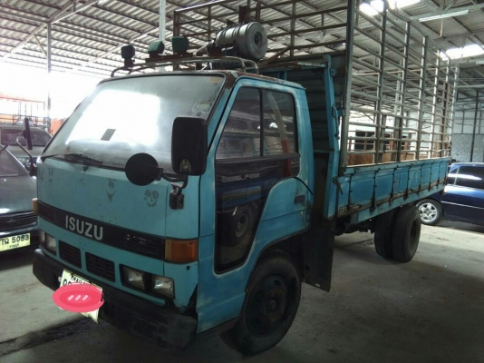 รถบรรทุกกระบะคาร์โก้ 6 ล้อ ยี่ห้ออีซูซุ รุ่น NKR