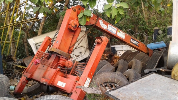 ต้องการขายเครนUNIC 3 ตัน ขาสูง สภาพสวย