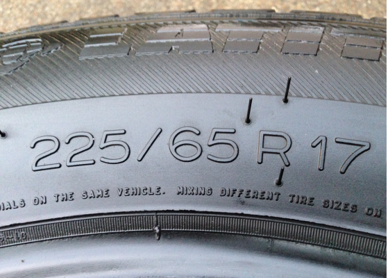 ยาง Michelin 225 65 17 สิ้นปี13 ดอกสวย พร้อมใช้งาน ราคาไม่แพง