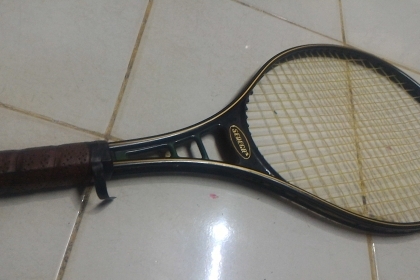 ไม้เทสนิสผู้ใหญ่ระดับแชมป์ SENECAจากญี่ปุ่นเบามากๆ เป็นโครงอลูมีเนียม แข็งแรงน้ำหนักเบาแข็งแรง มีซองเก็บพกพาสะดวก