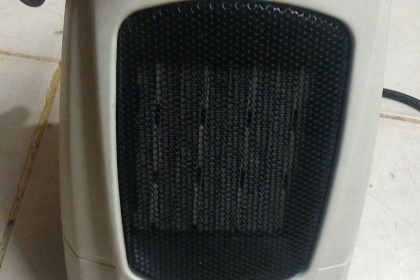 ฮีตเตอร์เป่าลมร้อน LIFELEX ให้ความอบอุ่นในห้องในบ้านแบบตั้งพื้น ไม่มีแสงให้รบกวนการพักผ่อน มีระบบตัดการทำงานเมื่อเครื่องล้ม