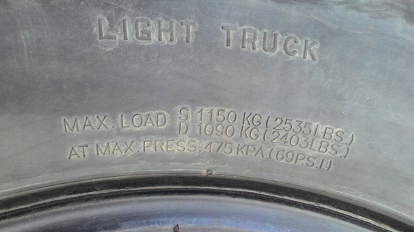 215/75R16C  MAXXIS TRUCMAXX UE-168 ปีใหม่ๆ ปี2014 ไม่มีปะ มี 2 เส้น tel.081-427-3941 ไอดีไลน์ autobot107