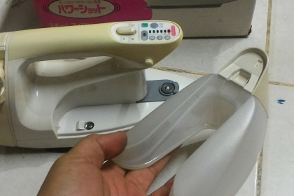 เตารีดผ้าไอน้ำแบบอิเล็กทรอนิกส์ ยี่ห้อ National ตัวเตารีดเคลื่อบสารไม่ให้ผ้าติดรีดลื่นและชุดม้วนเก็บสายไฟ ใช้ไฟ 100 V. กำลังไฟ 1000 W.