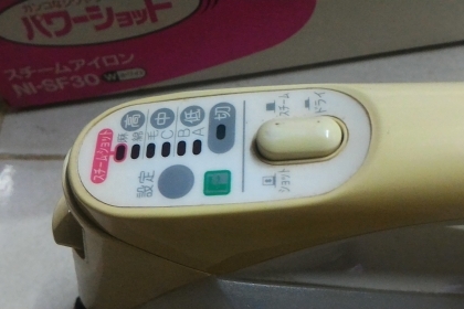 เตารีดผ้าไอน้ำแบบอิเล็กทรอนิกส์ ยี่ห้อ National ตัวเตารีดเคลื่อบสารไม่ให้ผ้าติดรีดลื่นและชุดม้วนเก็บสายไฟ ใช้ไฟ 100 V. กำลังไฟ 1000 W.