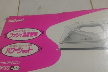 เตารีดผ้าไอน้ำแบบอิเล็กทรอนิกส์ ยี่ห้อ National ตัวเตารีดเคลื่อบสารไม่ให้ผ้าติดรีดลื่นและชุดม้วนเก็บสายไฟ ใช้ไฟ 100 V. กำลังไฟ 1000 W.