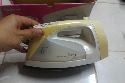 เตารีดผ้าไอน้ำแบบอิเล็กทรอนิกส์ ยี่ห้อ National ตัวเตารีดเคลื่อบสารไม่ให้ผ้าติดรีดลื่นและชุดม้วนเก็บสายไฟ ใช้ไฟ 100 V. กำลังไฟ 1000 W.