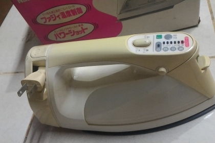 เตารีดผ้าไอน้ำแบบอิเล็กทรอนิกส์ ยี่ห้อ National ตัวเตารีดเคลื่อบสารไม่ให้ผ้าติดรีดลื่นและชุดม้วนเก็บสายไฟ ใช้ไฟ 100 V. กำลังไฟ 1000 W.