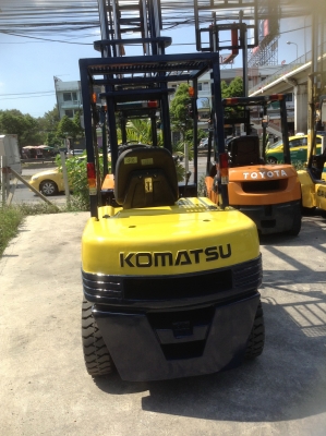 +++ ขายโฟล์คลิฟท์  KOMATSU  FD 30-11 ขนาด  3  ตัน  เครื่องยนต์ดีเซล  ISUZU  เสา  3  เมตร  เกียร์ธรรมดา  งา 1,070  มม.  ยางตัน