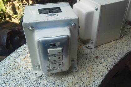 หม้อแปลงไฟ เข้า220 V. ออก 110 V. ที่หนึ่งเฟสขนาด 1.5 K VA. หรือ 13.6 A. มีสวิทช์เปิด- ปิดการใช้งานอุปกรณ์ มีรูเสียบไฟให้เรียบร้อย