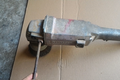 เครื่องเจียร HITACHI แบบมือจับขนาด 5 นิ้ว จากญี่ปุ่น ใส่แปรงลวดขัดติดมาด้วย ถอดเปลี่ยนใช้งานได้หลายอย่าง ใช้ไฟ 100 V. กำลังไฟ 1100 W. โครงสร้างแข็งแรง