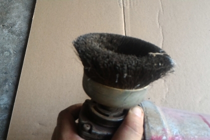 เครื่องเจียร HITACHI แบบมือจับขนาด 5 นิ้ว จากญี่ปุ่น ใส่แปรงลวดขัดติดมาด้วย ถอดเปลี่ยนใช้งานได้หลายอย่าง ใช้ไฟ 100 V. กำลังไฟ 1100 W. โครงสร้างแข็งแรง