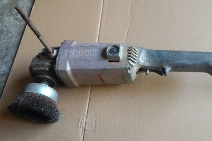 เครื่องเจียร HITACHI แบบมือจับขนาด 5 นิ้ว จากญี่ปุ่น ใส่แปรงลวดขัดติดมาด้วย ถอดเปลี่ยนใช้งานได้หลายอย่าง ใช้ไฟ 100 V. กำลังไฟ 1100 W. โครงสร้างแข็งแรง