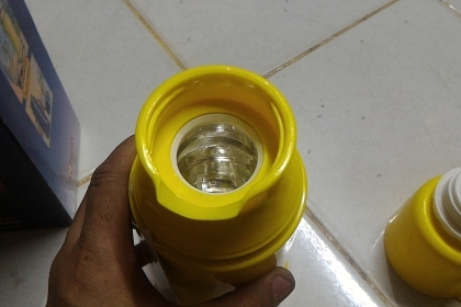 กระติกน้ำ Nettuno ระบบสุญญากาศเก็บความร้อน - เย็น ขนาด 0.5 ลิตร ตัวกระติกเป็นสีเหลือง มีฝาที่ใช้เป็นแก้วได้