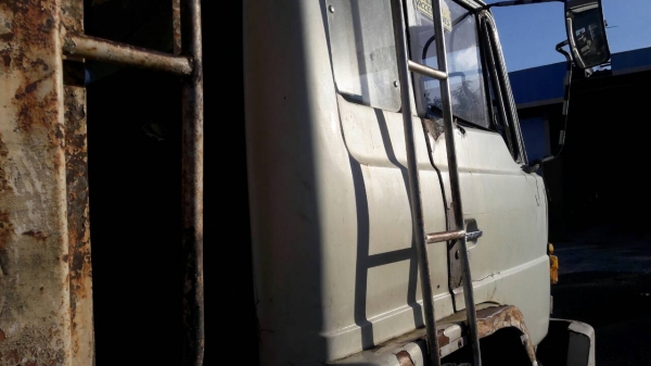 รถฮีโน่ 10 ล้อ ท้ายลาด F17  / 168 แรงม้า. ปี 34   สนใจติดต่อ  081 - 6079515