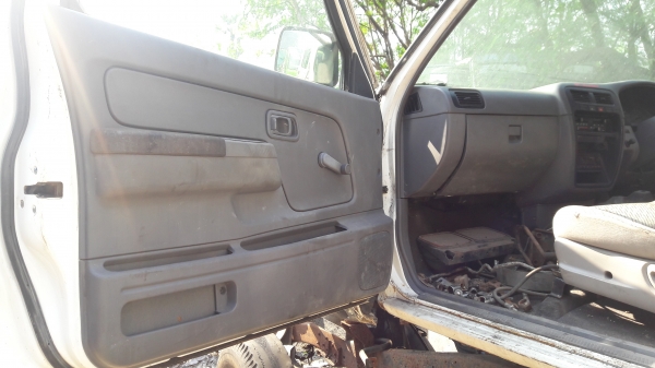 หัวเก๋งนอก 4 ประตู  NISSAN FRONTIER