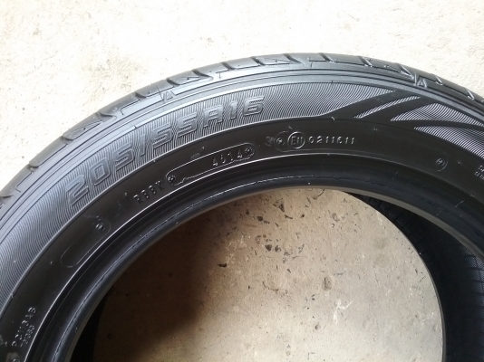 ยางDUNLOP 205 55R16ลงพื้นจริงปลายปี2014สภาพสวย ดอกเยอะ ไม่มีปะ