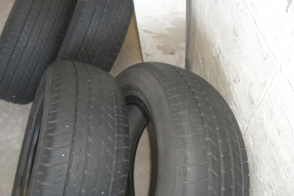 ยาง TOYO 215/65R16ปี13 สวยๆ 4 เส้น ราคา 3000 บาท