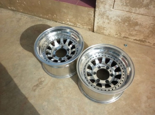 ต้องการขายล้อ 6 รู ขอบ15นิ้ว กว้า 8นิ้วครึ่ง มี 2 วง