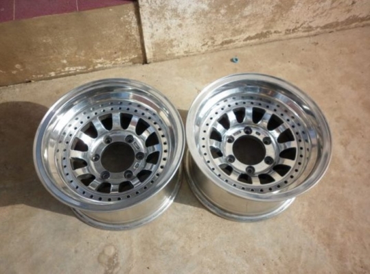 ต้องการขายล้อ 6 รู ขอบ15นิ้ว กว้า 8นิ้วครึ่ง มี 2 วง