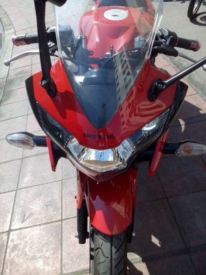 ขาย HONDA CBR 150 i ปี 57 *กุญแจมี 2 ดอก* สภาพเครื่องดีเดิมๆ วิ่งน้อย 8 พันกว่าโล ภายนอกสวย มีรอย 2 จุดเล็กๆ และรอยกันร้อนท่อไอเสีย ภาษีเต็ม เล่มพร้อมชุดโอน