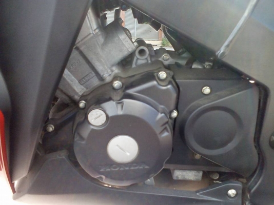 ขาย HONDA CBR 150 i ปี 57 *กุญแจมี 2 ดอก* สภาพเครื่องดีเดิมๆ วิ่งน้อย 8 พันกว่าโล ภายนอกสวย มีรอย 2 จุดเล็กๆ และรอยกันร้อนท่อไอเสีย ภาษีเต็ม เล่มพร้อมชุดโอน