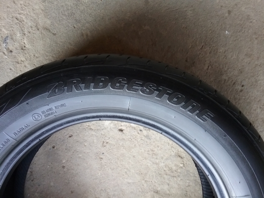 ยางบริดจสโตน 185 60R15 ปี2014 สภาพสวย ดอกเยอะมากๆ ไม่มีปะ