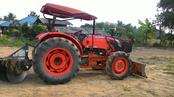 ขายรถไถ KUBOTA M 7040 สภาพดีเดิมๆพร้อมใช้งาน อุปกรณ์ครบ 2 ชิ้นมีพร้อมดันหน้า และผานพรวน