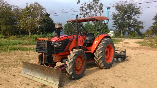 ขายรถไถ KUBOTA M 7040 สภาพดีเดิมๆพร้อมใช้งาน อุปกรณ์ครบ 2 ชิ้นมีพร้อมดันหน้า และผานพรวน