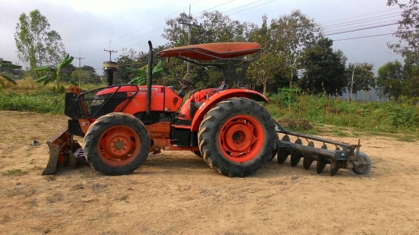 ขายรถไถ KUBOTA M 7040 สภาพดีเดิมๆพร้อมใช้งาน อุปกรณ์ครบ 2 ชิ้นมีพร้อมดันหน้า และผานพรวน