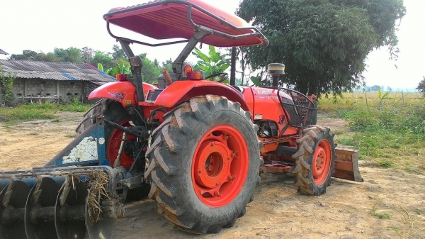 ขายรถไถ KUBOTA M 7040 สภาพดีเดิมๆพร้อมใช้งาน อุปกรณ์ครบ 2 ชิ้นมีพร้อมดันหน้า และผานพรวน