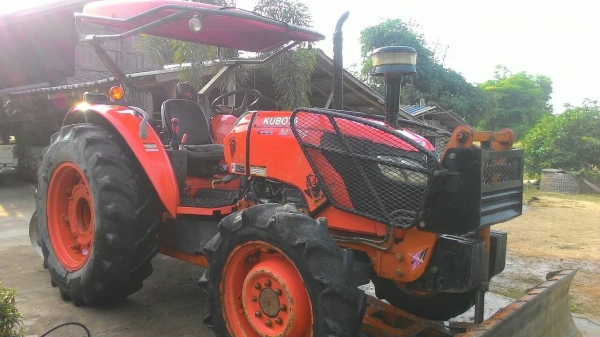 ขายรถไถ KUBOTA M 7040 สภาพดีเดิมๆพร้อมใช้งาน อุปกรณ์ครบ 2 ชิ้นมีพร้อมดันหน้า และผานพรวน