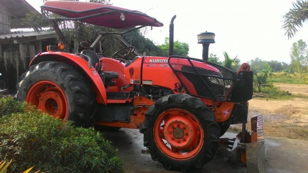 ขายรถไถ KUBOTA M 7040 สภาพดีเดิมๆพร้อมใช้งาน อุปกรณ์ครบ 2 ชิ้นมีพร้อมดันหน้า และผานพรวน