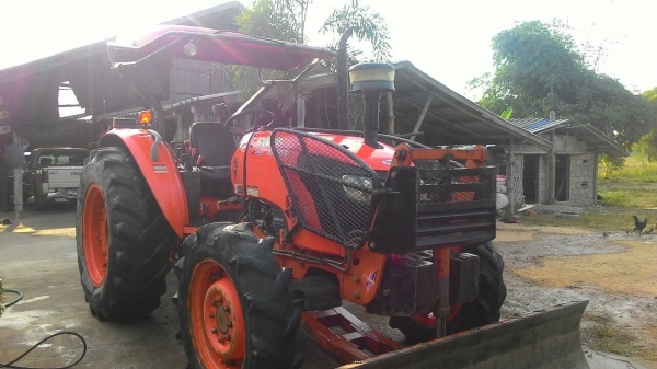 ขายรถไถ KUBOTA M 7040 สภาพดีเดิมๆพร้อมใช้งาน อุปกรณ์ครบ 2 ชิ้นมีพร้อมดันหน้า และผานพรวน