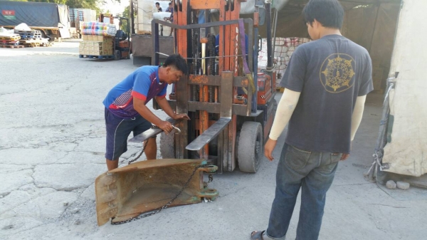 แจ้งลูกค้า อุตรดิตถ์ครับ มือขุด บุ้งกี๋ สำหรับรถขุด แบคโฮ จัดส่งแล้วนะครับ กับเกรียงฟ้า ขนส่ง