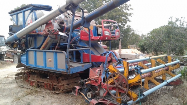 ขายรถเกี่ยวข้าวศักดิ์พัฒนา BIG37 GH45 อุ้ม เครื่องJO8Cเทอโบว์ สวยพร้อมใช้งาน