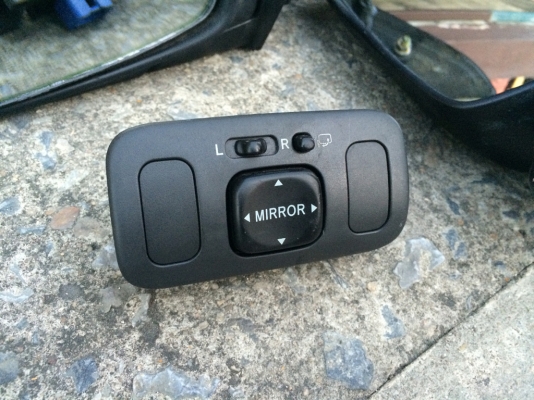 กระจกมองข้างไฟฟ้า toyota ปรับได้ พับได้ ใส่ AE 100-112 altis สภาพสวย  ราคา 2900 โทร.087-9864554 พี่ธง