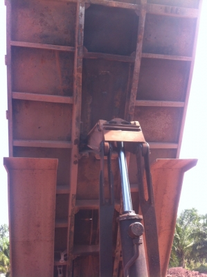 ขายรถบรรทุก 6 ล้อดัมพ์ ISUZU ROCKY 210 แรงม้าเกียร์ฟูลเลอร์ ราคา 680000