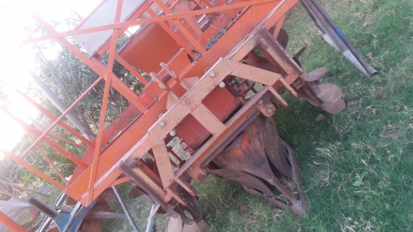 เครื่องปลูกอ้อยกลกิจบ้านโป่งร่องคู่ใส่รถไถใหญ่ เครื่องปลูกอ้อยกลกิจบ้านโป่งร่องคู่ใส่รถไถใหญ่