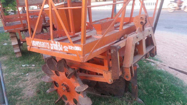 เครื่องปลูกอ้อยกลกิจบ้านโป่งร่องคู่ใส่รถไถใหญ่ เครื่องปลูกอ้อยกลกิจบ้านโป่งร่องคู่ใส่รถไถใหญ่
