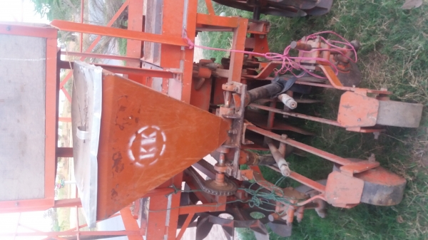 เครื่องปลูกอ้อยกลกิจบ้านโป่งร่องคู่ใส่รถไถใหญ่