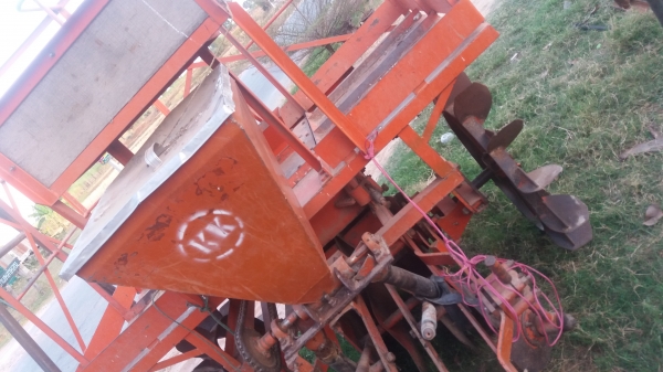 เครื่องปลูกอ้อยกลกิจบ้านโป่งร่องคู่ใส่รถไถใหญ่ เครื่องปลูกอ้อยกลกิจบ้านโป่งร่องคู่ใส่รถไถใหญ่