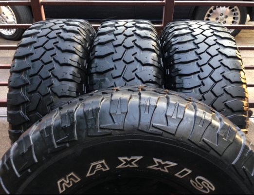 ยาง Mud Maxxis 285 75 16 กลางปี13 ดอกเต็ม ไม่มีปะ พร้อมใช้งาน