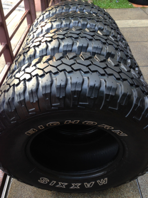 ยาง Mud Maxxis 285 75 16 กลางปี13 ดอกเต็ม ไม่มีปะ พร้อมใช้งาน